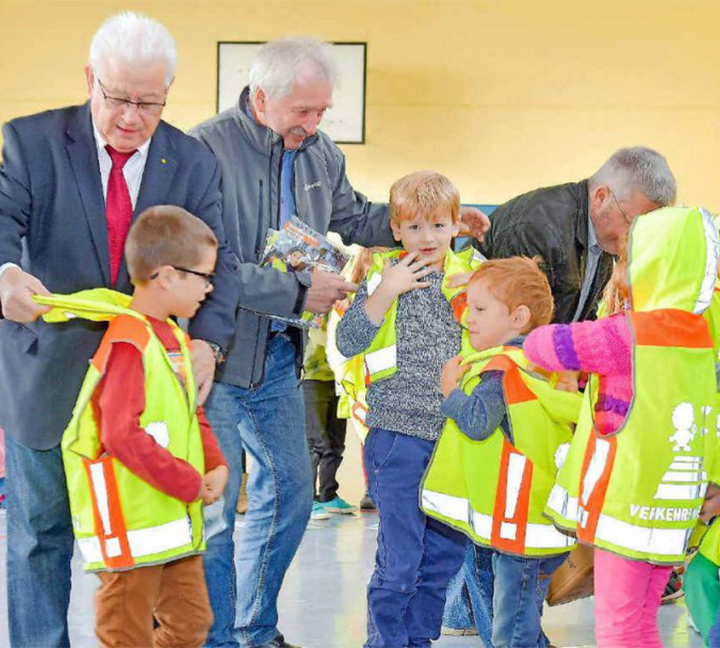 Special reflective vest for elementary school students